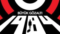 1984 – “BÜYÜK GÖZALTI”  OYUNU TİYATROSEVERLERLE BULUŞMAYA DEVAM EDİYOR